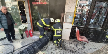 DÜKKANINDA YANGIN ÇIKAN KADIN GÖZYAŞLARI İÇİNDE KALDI: "BÜTÜN MALLARIM GİTTİ, DÜKKANIM GİTTİ" ESKİŞEHİR'DE ÇİÇEKÇİ DÜKKANINDA YANGIN ÇIKTI