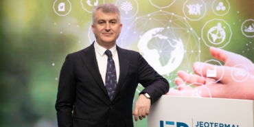 DÜNYANIN EN ÇEVRECİ JEOTERMAL ENERJİ SANTRALLERİ TÜRKİYE'DE JEOTERMAL ENERJİ DERNEĞİ (JED) YÖNETİM KURULU BAŞKANI ALİ KINDAP: "TÜRKİYE'DE KURULU JEOTERMAL ENERJİ SANTRALLER, DÜNYANIN EN YENİ TEKNOLOJİSİNE VE EN YÜKSEK ÇEVRE STANDARTLARINA SAHİP TESİSLERDİR" "JEOTERMALE KARŞI OLMAK TÜRKİYE'NİN ENERJİDE İTHAL KAYNAKLARA DAHA FAZLA BAĞIMLI OLMASININ YANINDA OLMAKTIR" "ÜLKEMİZİN 2053 İKLİM HEDEFLERİNE ULAŞMASINI SAĞLAYACAK ANAHTAR; YÜZDE YÜZ YERLİ, TEMİZ VE BAZ YÜK ÖZELLİĞİ TAŞIYAN JEOTERMAL KAYNAKLARIMIZDIR."