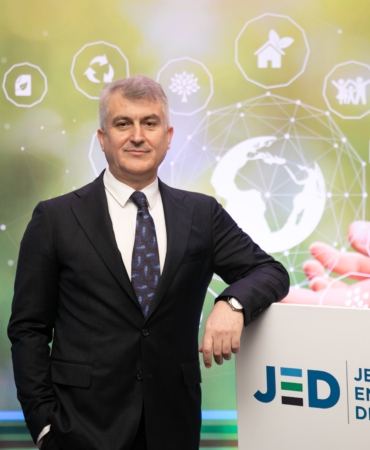 DÜNYANIN EN ÇEVRECİ JEOTERMAL ENERJİ SANTRALLERİ TÜRKİYE'DE JEOTERMAL ENERJİ DERNEĞİ (JED) YÖNETİM KURULU BAŞKANI ALİ KINDAP: "TÜRKİYE'DE KURULU JEOTERMAL ENERJİ SANTRALLER, DÜNYANIN EN YENİ TEKNOLOJİSİNE VE EN YÜKSEK ÇEVRE STANDARTLARINA SAHİP TESİSLERDİR" "JEOTERMALE KARŞI OLMAK TÜRKİYE'NİN ENERJİDE İTHAL KAYNAKLARA DAHA FAZLA BAĞIMLI OLMASININ YANINDA OLMAKTIR" "ÜLKEMİZİN 2053 İKLİM HEDEFLERİNE ULAŞMASINI SAĞLAYACAK ANAHTAR; YÜZDE YÜZ YERLİ, TEMİZ VE BAZ YÜK ÖZELLİĞİ TAŞIYAN JEOTERMAL KAYNAKLARIMIZDIR."