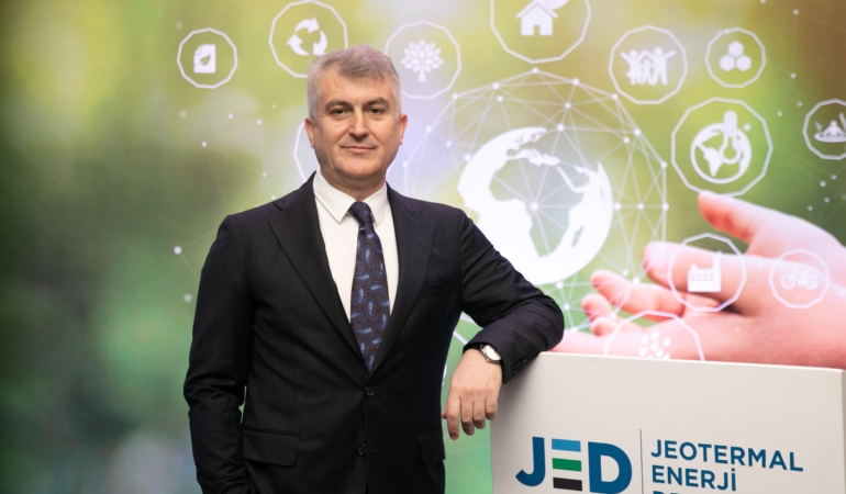 DÜNYANIN EN ÇEVRECİ JEOTERMAL ENERJİ SANTRALLERİ TÜRKİYE'DE JEOTERMAL ENERJİ DERNEĞİ (JED) YÖNETİM KURULU BAŞKANI ALİ KINDAP: "TÜRKİYE'DE KURULU JEOTERMAL ENERJİ SANTRALLER, DÜNYANIN EN YENİ TEKNOLOJİSİNE VE EN YÜKSEK ÇEVRE STANDARTLARINA SAHİP TESİSLERDİR" "JEOTERMALE KARŞI OLMAK TÜRKİYE'NİN ENERJİDE İTHAL KAYNAKLARA DAHA FAZLA BAĞIMLI OLMASININ YANINDA OLMAKTIR" "ÜLKEMİZİN 2053 İKLİM HEDEFLERİNE ULAŞMASINI SAĞLAYACAK ANAHTAR; YÜZDE YÜZ YERLİ, TEMİZ VE BAZ YÜK ÖZELLİĞİ TAŞIYAN JEOTERMAL KAYNAKLARIMIZDIR."