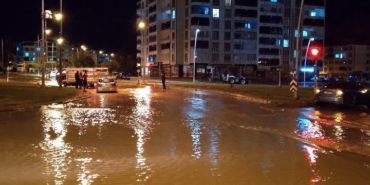 ELAZIĞ'DA SAĞANAK YAĞIŞTA SU SEVİYESİ 2,10 METRELİK SINIRI BULDU ELAZIĞ'DA SAĞANAK ETKİLİ OLDU: ALT GEÇİTLER GÖLE DÖNDÜ