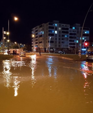 ELAZIĞ'DA SAĞANAK YAĞIŞTA SU SEVİYESİ 2,10 METRELİK SINIRI BULDU ELAZIĞ'DA SAĞANAK ETKİLİ OLDU: ALT GEÇİTLER GÖLE DÖNDÜ