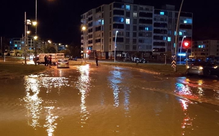 ELAZIĞ'DA SAĞANAK YAĞIŞTA SU SEVİYESİ 2,10 METRELİK SINIRI BULDU ELAZIĞ'DA SAĞANAK ETKİLİ OLDU: ALT GEÇİTLER GÖLE DÖNDÜ