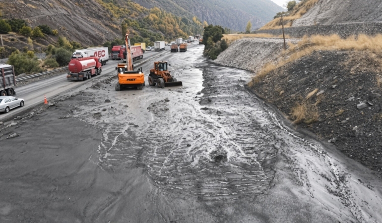 ERZİNCAN'DA SEL VE HEYELANIN YOL AÇTIĞI TAHRİBAT HAVADAN GÖRÜNTÜLENDİ
