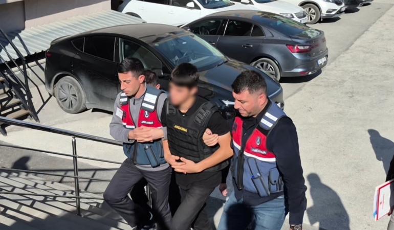 AMCASINI SİLAHLA VURAN 15 YAŞINDAKİ LİSE ÖĞRENCİSİ ADLİYEYE SEVK EDİLDİ