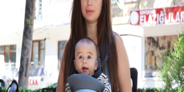 ESKİŞEHİR'DEN TÜRKİYE'YE UZANAN İLHAM HİKAYESİ: BEBEĞİNİN SAÇ TELİNDEN BAŞLADIĞI İŞİ GELİR KAPISINA DÖNÜŞTÜRDÜ BEBEĞİNİN SAÇ TELİ DÖNÜM NOKTASI OLDU: TÜRKİYE'NİN DÖRT BİR YANINA MANEVİ DEĞERİ YÜKSEK TAKILAR GÖNDERİYOR ESKİŞEHİRLİ GENÇ ANNE, YAPIMI 24 SAAT SÜREN TAKILARLA EV EKONOMİSİNE KATKI SAĞLIYOR