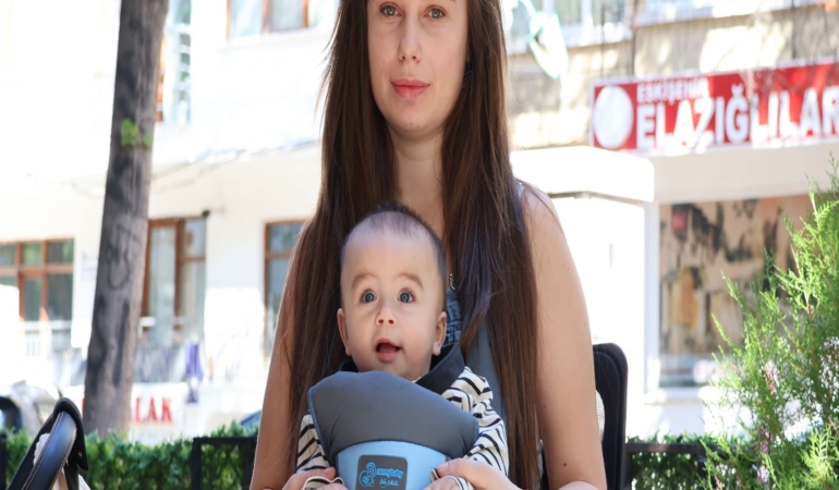 ESKİŞEHİR'DEN TÜRKİYE'YE UZANAN İLHAM HİKAYESİ: BEBEĞİNİN SAÇ TELİNDEN BAŞLADIĞI İŞİ GELİR KAPISINA DÖNÜŞTÜRDÜ BEBEĞİNİN SAÇ TELİ DÖNÜM NOKTASI OLDU: TÜRKİYE'NİN DÖRT BİR YANINA MANEVİ DEĞERİ YÜKSEK TAKILAR GÖNDERİYOR ESKİŞEHİRLİ GENÇ ANNE, YAPIMI 24 SAAT SÜREN TAKILARLA EV EKONOMİSİNE KATKI SAĞLIYOR