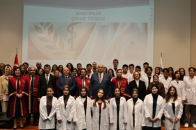 GELECEĞİN ECZACILARI BEYAZ ÖNLÜKLERİNİ GİYDİ