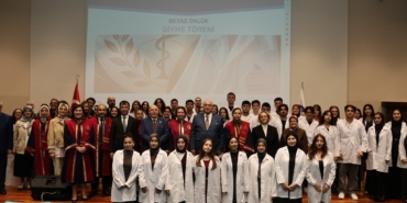GELECEĞİN ECZACILARI BEYAZ ÖNLÜKLERİNİ GİYDİ
