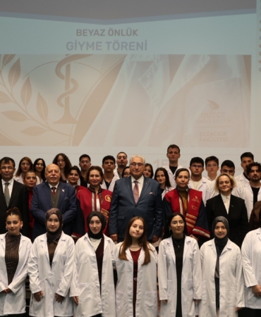 GELECEĞİN ECZACILARI BEYAZ ÖNLÜKLERİNİ GİYDİ