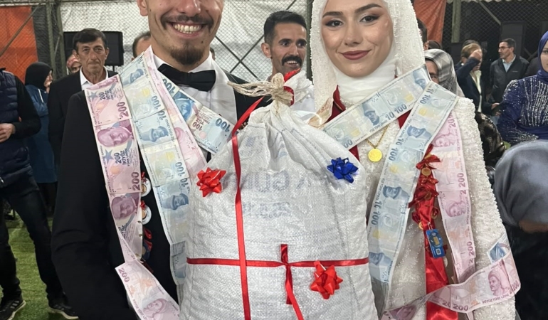 GİRESUN'DA DÜĞÜNDE ALTIN YERİNE BİR ÇUVAL FINDIK TAKTILAR