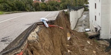 GÖLCÜK'TE 65 KİŞİNİN YAŞADIĞI BİNA TAHLİYE EDİLDİ