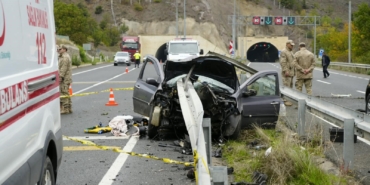 GÜMÜŞHANE'DE OTOMOBİL BARİYERLERE SAPLANDI: 1 ÖLÜ, 1'İ AĞIR 4 YARALI