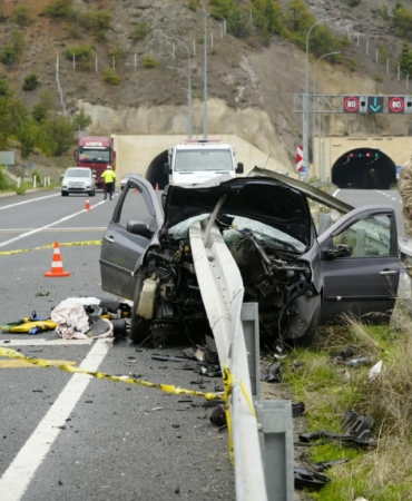 GÜMÜŞHANE'DE OTOMOBİL BARİYERLERE SAPLANDI: 1 ÖLÜ, 1'İ AĞIR 4 YARALI