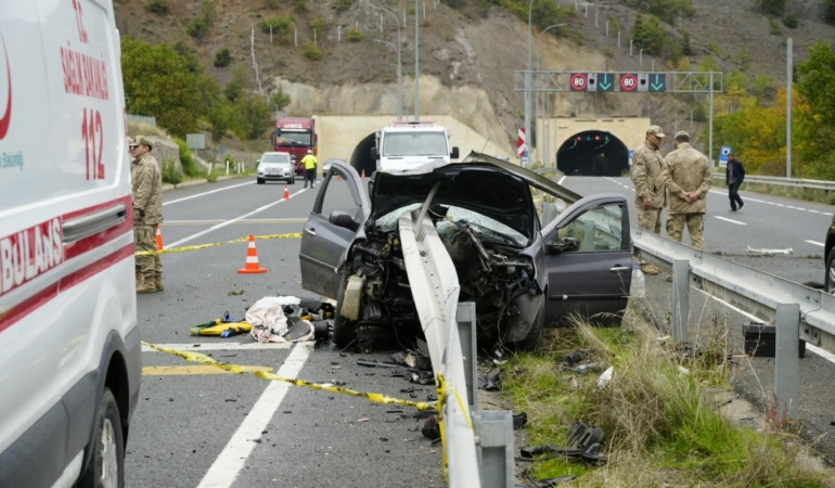GÜMÜŞHANE'DE OTOMOBİL BARİYERLERE SAPLANDI: 1 ÖLÜ, 1'İ AĞIR 4 YARALI