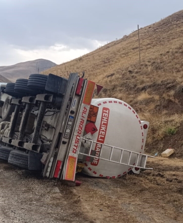 HAKKARİ'DE VİRAJI ALAMAYAN TANKER DEVRİLDİ