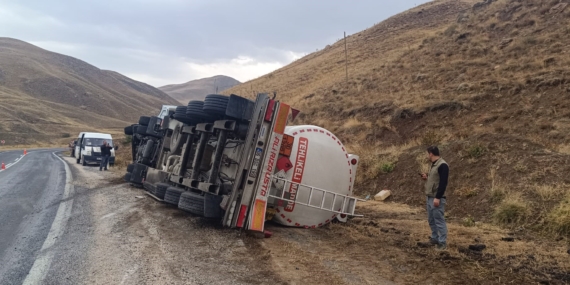 Hakkari-Van Kara Yolunda Tanker Devrildi: Sürücü Kazayı Yara Almadan Atlattı