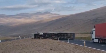 IĞDIR-DOĞUBAYAZIT KARAYOLUNDA TIR DEVRİLDİ, YOL ULAŞIMA KAPANDI