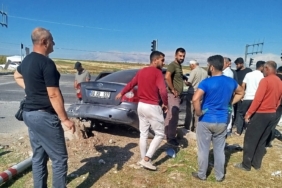 İKİ OTOMOBİL ÇARPIŞTI: 3 YARALI