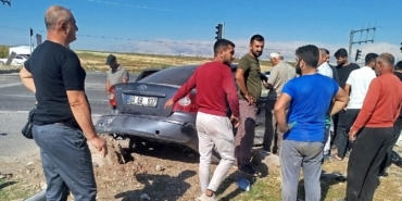 İKİ OTOMOBİL ÇARPIŞTI: 3 YARALI