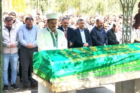 İMAM, AĞABEYİNİN CENAZE NAMAZINI KILDIRDI