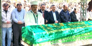İMAM, AĞABEYİNİN CENAZE NAMAZINI KILDIRDI