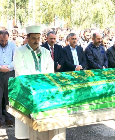 İMAM, AĞABEYİNİN CENAZE NAMAZINI KILDIRDI
