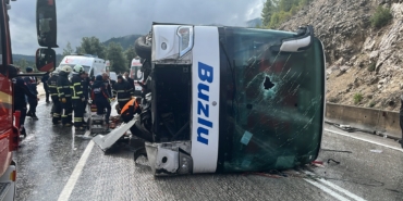 ISPARTA-ANTALYA KARA YOLUNDA YOLCU OTOBÜSÜ DEVRİLDİ: 1 ÖLÜ, 7 YARALI