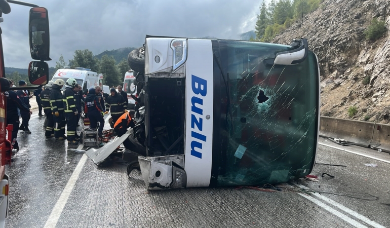 ISPARTA-ANTALYA KARA YOLUNDA YOLCU OTOBÜSÜ DEVRİLDİ: 1 ÖLÜ, 7 YARALI