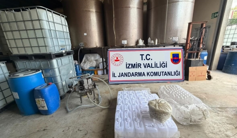 İZMİR'DE SAHTE ALKOL İMALATHANESİNE OPERASYON: 21 BİN LİTRE ETİL ALKOL ELE GEÇİRİLDİ