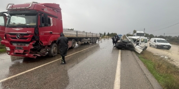 İZMİR'DE TIR İLE KAMYONET ÇARPIŞTI: 1 ÖLÜ 1 YARALI