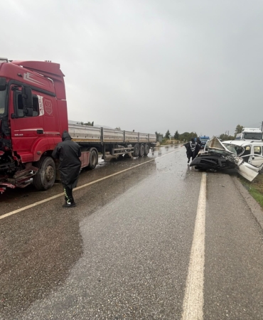 İZMİR'DE TIR İLE KAMYONET ÇARPIŞTI: 1 ÖLÜ 1 YARALI