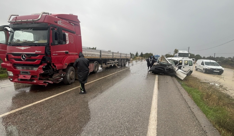 İZMİR'DE TIR İLE KAMYONET ÇARPIŞTI: 1 ÖLÜ 1 YARALI