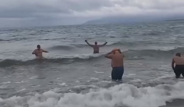 İZNİK GÖLÜ'NDE SOĞUĞA VE DALGALARA İNAT BÖYLE YÜZDÜLER