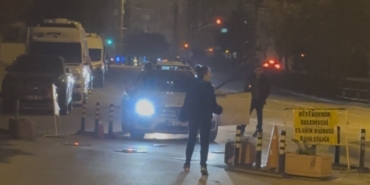 KADIN SÜRÜCÜ TRAFİKTE TARTIŞTIĞI MOTOSİKLETLİNİN ÜZERİNE YÜRÜDÜ ESKİŞEHİR'DE KASK KAMERASINA YANSIYAN YOL VERME KAVGASI EMNİYETTE BİTTİ MOTOSİKLET SÜRÜCÜSÜ E.S.: "DARP EDİLMEKTEN DEĞİL, TRAFİKTE CAN GÜVENLİĞİMİZİN OLMAMASINDAN KORKUYORUZ"