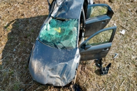 KAĞIT GİBİ EZİLEN OTOMOBİLDEN ŞANS ESERİ YARALI ÇIKTI
