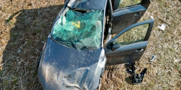 KAĞIT GİBİ EZİLEN OTOMOBİLDEN ŞANS ESERİ YARALI ÇIKTI