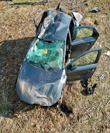KAĞIT GİBİ EZİLEN OTOMOBİLDEN ŞANS ESERİ YARALI ÇIKTI