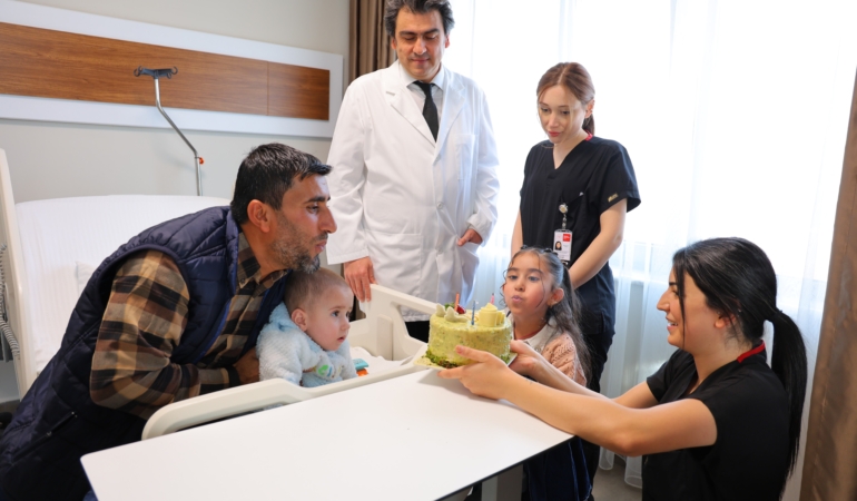 KAHRAMANMARAŞ'TA KALBİ DURAN 2 YAŞINDAKİ ÇOCUK, 1,5 AY SONRA SAĞLIĞINA KAVUŞTU MİNİK AHMET, DOĞUM GÜNÜ KUTLANARAK TABURCU EDİLDİ