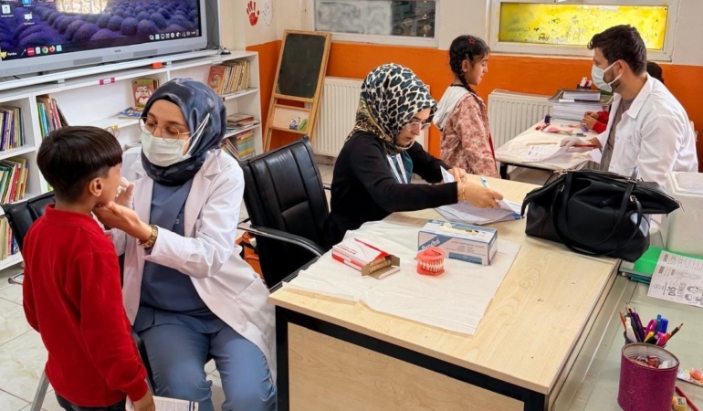 KÂHTA'DA KÖY OKULLARINDAKİ ÖĞRENCİLERE AĞIZ VE DİŞ SAĞLIĞI EĞİTİMİ