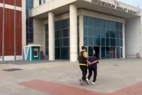 KALDIRIM TAŞIYLA BANKANIN CAMINI KIRDIKTAN SONRA ARAMADIK YER BIRAKMAYAN HIRSIZIN ELİ BOŞ DÖNDÜĞÜ ANLAR KAMERAYA YANSIDI