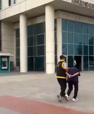 KALDIRIM TAŞIYLA BANKANIN CAMINI KIRDIKTAN SONRA ARAMADIK YER BIRAKMAYAN HIRSIZIN ELİ BOŞ DÖNDÜĞÜ ANLAR KAMERAYA YANSIDI