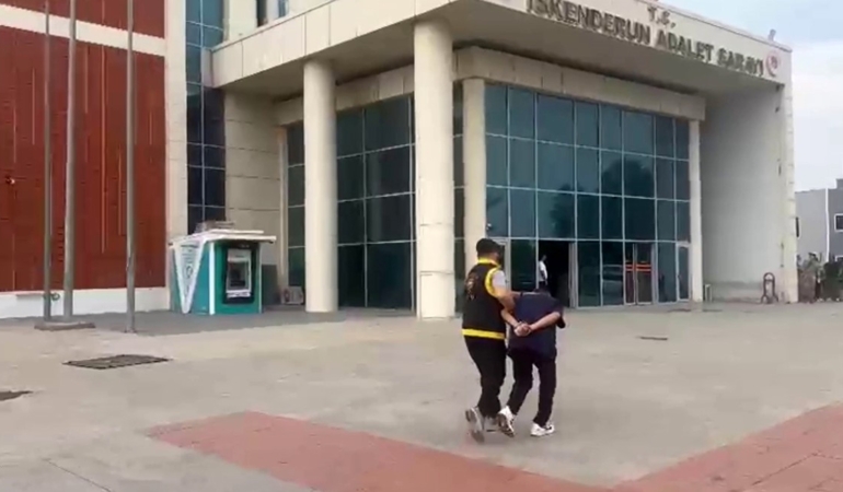 KALDIRIM TAŞIYLA BANKANIN CAMINI KIRDIKTAN SONRA ARAMADIK YER BIRAKMAYAN HIRSIZIN ELİ BOŞ DÖNDÜĞÜ ANLAR KAMERAYA YANSIDI