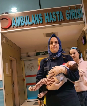 KANEPEDEN DÜŞEN BEBEK BEYİN KANAMASI GEÇİRDİ