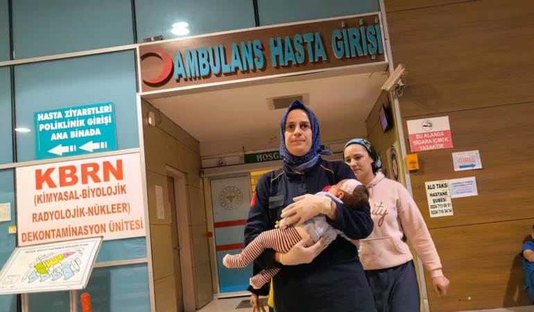 KANEPEDEN DÜŞEN BEBEK BEYİN KANAMASI GEÇİRDİ