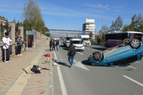 KASTAMONU'DA OTOMOBİL TAKLA ATTI, 3 KİŞİ BURNU BİLE KANAMADAN KURTULDU
