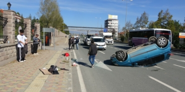 KASTAMONU'DA OTOMOBİL TAKLA ATTI, 3 KİŞİ BURNU BİLE KANAMADAN KURTULDU