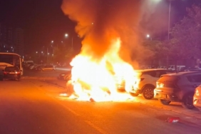 KAYSERİ'DE KAZA YAPAN OTOMOBİL ALEV ALDI, PARK HALİNDEKİ 3 ARAÇ ZARAR GÖRDÜ: 1 YARALI