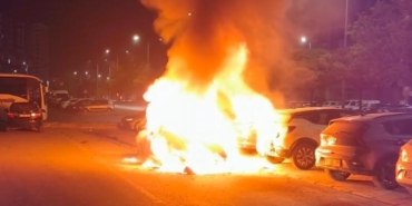 KAYSERİ'DE KAZA YAPAN OTOMOBİL ALEV ALDI, PARK HALİNDEKİ 3 ARAÇ ZARAR GÖRDÜ: 1 YARALI