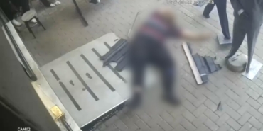 KEDİYİ KURTARMAK İSTEYEN EĞİTİMCİ YERE BÖYLE ÇAKILDI KORKULUKLAR KOPUNCA YERE DÜŞTÜ, HASTANEDE HAYATINI KAYBETTİ